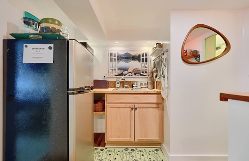 Mount Washington Apartment | Cozy, artsy 2-bedroom, private apartment with WiFi, AC in vibrant Baltimore