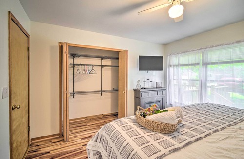 Auburn Cottage | Cozy Auburn Retreat w/Hot Tub - Walk to Lake