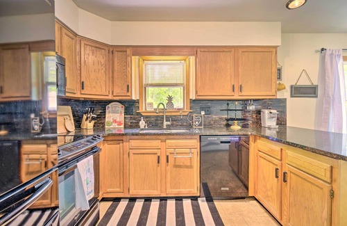 Auburn Cottage | Cozy Auburn Retreat w/Hot Tub - Walk to Lake