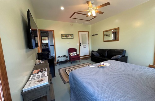 Lee Bed & Breakfast | Cozy B&B in walking distance to onsite tasting room in Lee!