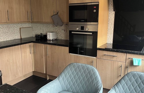 Basildon House | Cozy Basildon Retreat With 3 Bedrooms Free Parking