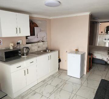 Eikenbosch Apartment | Cozy Batchelor Labiance