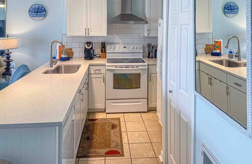 Fort Walton Beach Condo | Cozy beachfront condo with private balcony, shared pool & beach access