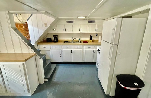 Bayview Apartment | Cozy Beachfront Apartment! 2 bedroom/1 bath, in peaceful East Beach
