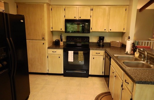 Qualla House | Cozy Bear Lodge on top of Casey's Mountain! - Great Location!