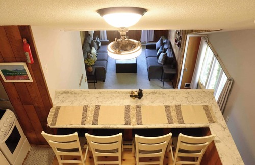 Campton Condo | Cozy Bear Mountain View Getaway