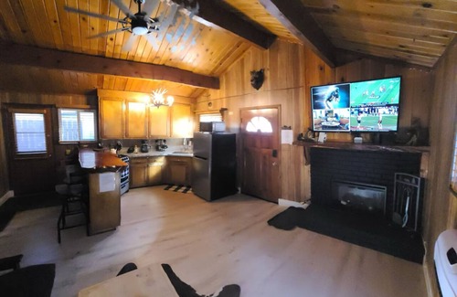Big Bear Cabin | Cozy Bear Retreat + Hot-Tub & BBQ!