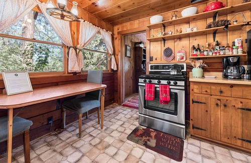 Big Bear City Cabin | Cozy, Beautiful, and Quiet Log Cabin! Dog friendly