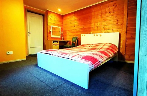 Kortemark House | Cozy bedroom with attached bathroom Garden Free parking
