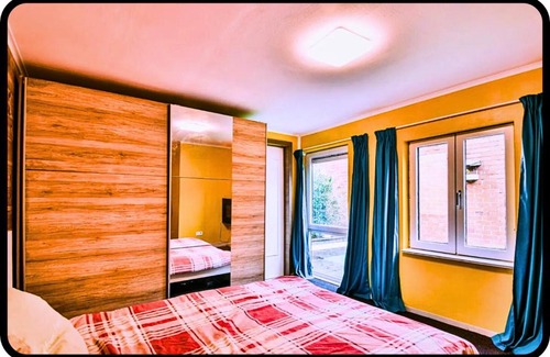 Kortemark House | Cozy bedroom with attached bathroom Garden Free parking