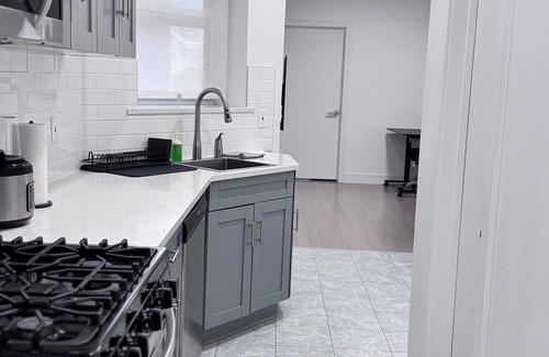 West New York Apartment | Cozy Bedroom with dedicated Bathroom 15mins Manhattan
