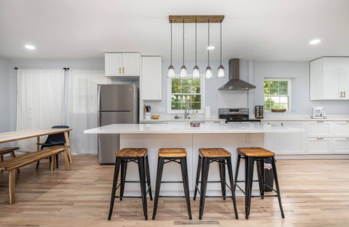 South Belmont House | Cozy Belmont Retreat: Charming 3-Bedroom Haven!