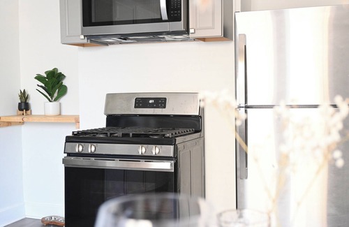 Hartford Apartment | Cozy BoHo pet & family friendly near downtown & hospitals