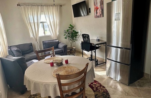 Fortescue Apartment | Cozy & breezy 1-bedroom apartment perfect for nomads, a couple or solo traveler.
