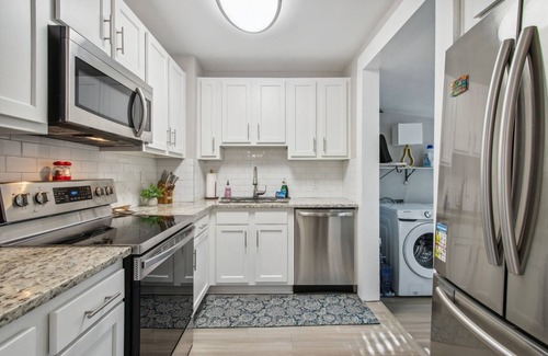 Murray Hill House | Cozy Bungalow, Fenced Yard, Small Pup Friendly, BBQ, Gazebo, Close to Downtown, Walk to Restaurants