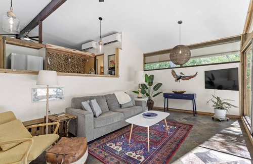 Ocean Springs House | Cozy bungalow half a mile to East Beach - Pet Friendly