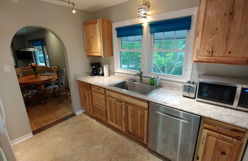 Weaverville House | Cozy bungalow.walk to downtown Weaverville!