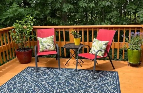 Eliot House | Cozy bungalow with WiFi, AC, and swimming pool access in peaceful Eliot, ME