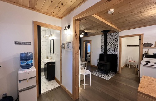 Miller Lake Cottage | Cozy Cabin 20m South of Tobermory-firepit, yard & gorgeous backyard spa