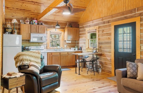 Birdseye Cabin | Cozy cabin close to Patoka Lake main entrance!