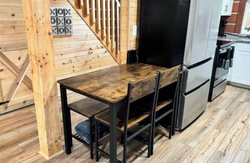 East Fultonham Cabin | Cozy Cabin Escape w/Hot Tub, King Bed & Fire Pit