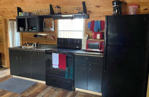 Primrose House | Cozy Cabin for 2 in the Heart of RRG!