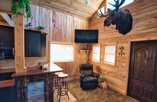 Monroe Cabin | COZY Cabin for Couple Getaways-4 min to Hot Springs-Central to Utah's Mighty 5