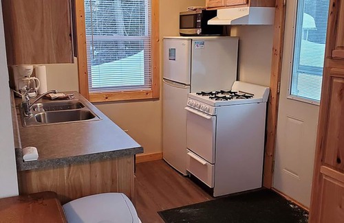 Conover Cabin | Cozy Cabin Getaway - Studio on ATV & Snowmobile Trail with Hi Speed WiFi