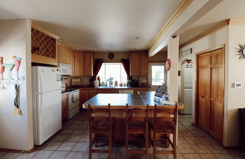 Sunland Estates Cabin | Cozy Cabin in Sunland Estates - 6 min to Gorge Amphitheater!