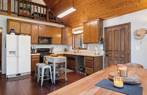 Hamilton Branch House | Cozy Cabin in the Woods with Comforts, Hot Tub, Walk to Lake