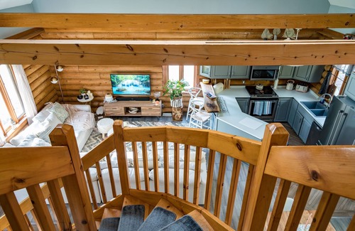 Meaford Cabin | Cozy Cabin Inn w/Private Hot Tub, Fire Pit + close to Golf, Trails, Waterfalls