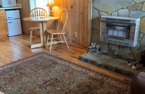 Rabun Gap Cabin | Cozy cabin located atop a hillside overlooking a beautiful lake