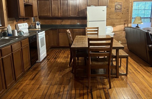 Hadley Cabin | Cozy cabin. Not to far from bowling green!