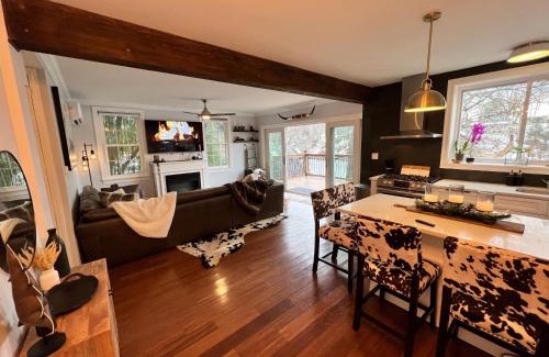 Hopatcong Villa | Cozy Cabin On the Lake with HotTub