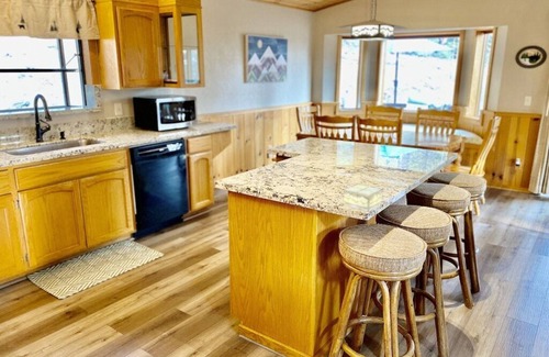 Pioneer Trail Cabin | Cozy Cabin| Quick Drive to Town | Spacious | Gameroom