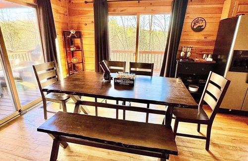 Vein Mountain Cabin | Cozy Cabin Retreat! Hot Tub, Games, Fire Pit & more! Family & Pet Friendly!