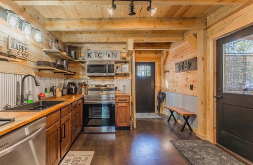 Trenton House | Cozy Cabin Retreat w/Hot Tub & Nature Views