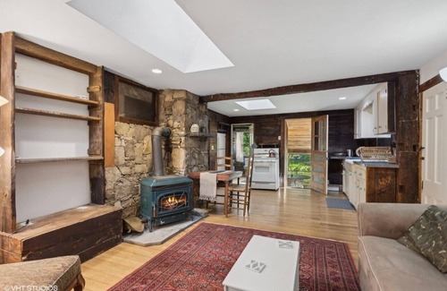 Newtown Cottage | Cozy Cabin @ Sticks & Stones Farm