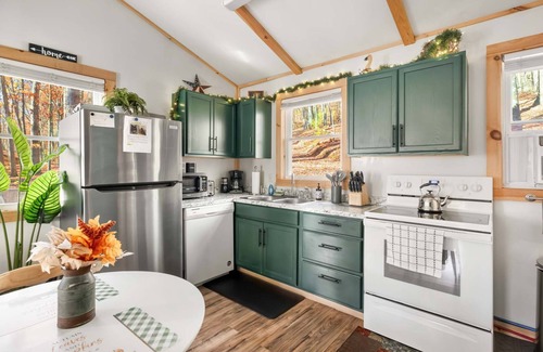 Lost River Cabin | Cozy Cabin w Lake, Hot Tub, Huge Deck & Fire Pit