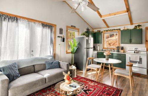 Lost River House | Cozy Cabin w Lake, Hot Tub, Huge Deck & Fire Pit