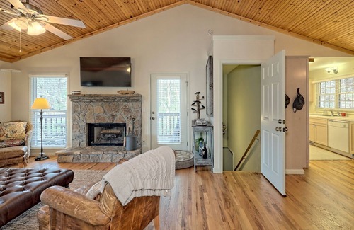 Screamer Mountain House | Cozy cabin with a view 1 mile from downtown Clayton