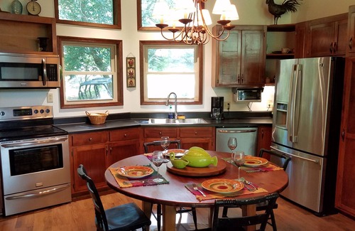 Reed Creek Cabin | Cozy Cabin with Slip Dock on Lake Hartwell