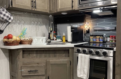 Seneca RV Rental | Cozy camper in Clemson Hills. 5 minutes from Clemson University. Pet friendly!