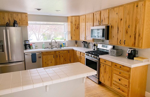 Old Farm District House | Cozy Canterbury | Dog-friendly oasis in Bend