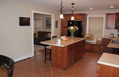 Bangor House | Cozy Cape in the heart of Bangor. Close to hospitals, colleges and downtown.