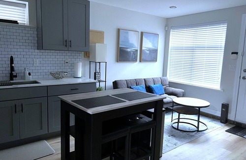Vancouver South House | Cozy Central Vancouver Suite Prime Location Near Airport, Transit, and Downtown