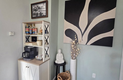 Mentor House | Cozy Centrally Located Gem-King, Hot Tub, Pets OK, Shops & 15 Mins to Lake Erie