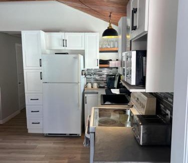 The Bluff House | Cozy chalet near the beach