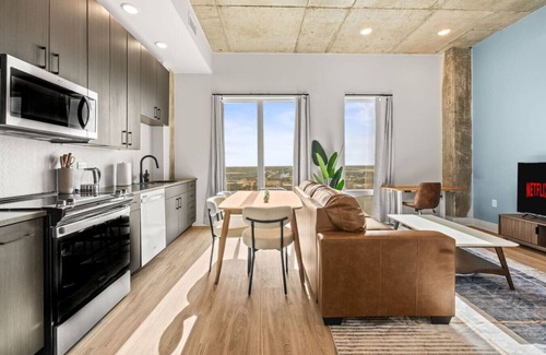 Channel District Apartment | Cozy Channelside 1BR | Near DT | Free Pool & Gym