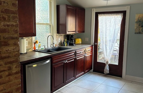 West Irondequoit Cottage | Cozy charming home